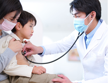 医師と子供の診療風景